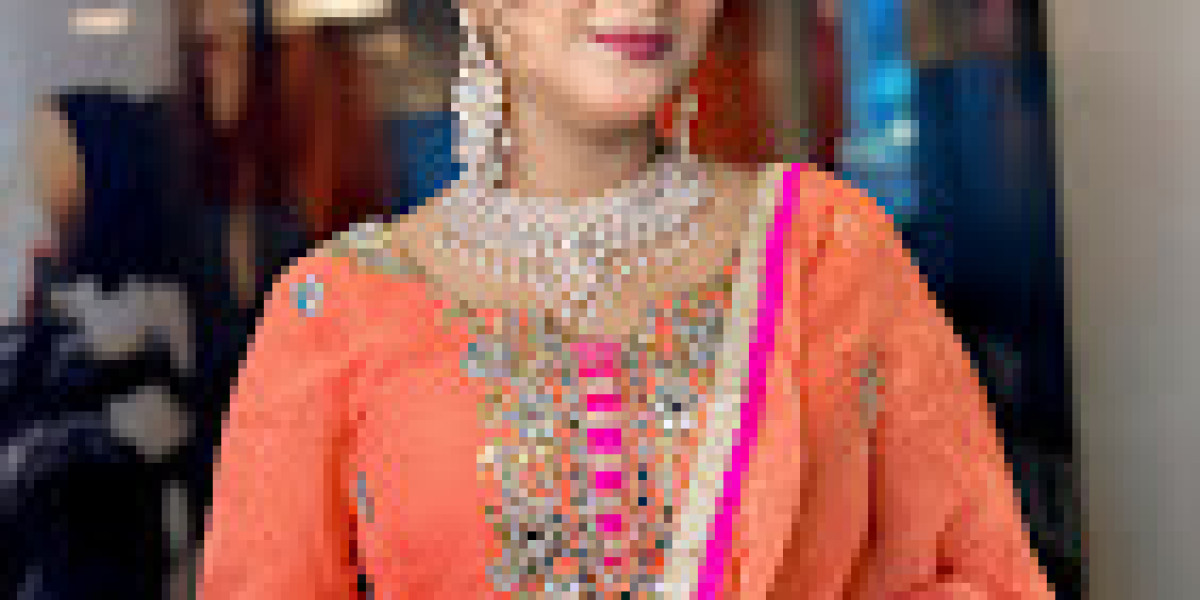 Lakme Academy Powered By Aptech Bathinda:- Makeup Course Academy in Bathinda