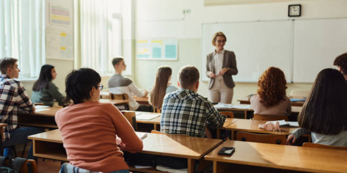 Expert Online CLAT Coaching in Delhi with Regular Tests and Doubt-Solving